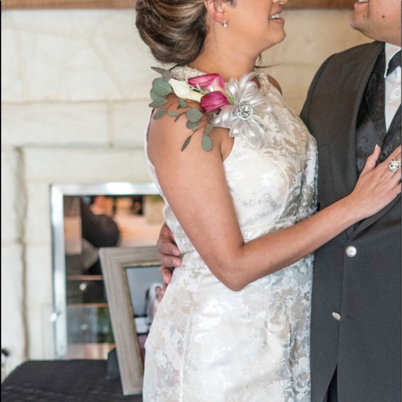 Beautiful gown! - Picture 5 of 6